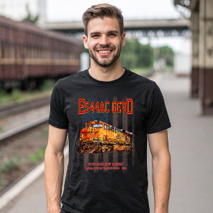 GE ES44AC GEVO-lokomotiv och amerikansk flagga T Shirt