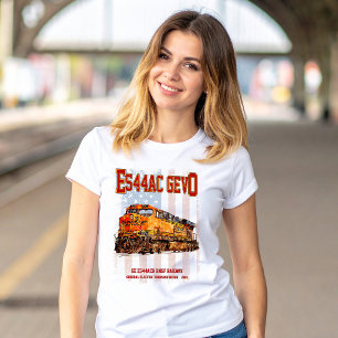 GE ES44AC GEVO-lokomotiv och amerikansk flagga T Shirt