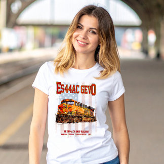 GE ES44AC GEVO-lokomotiv och amerikansk flagga T Shirt