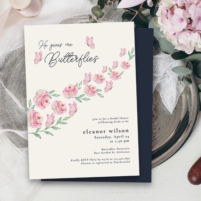 Ge Me Butterfierar Rosa Blommigt Möhippa Inbjudningar ("He Gives Me Butterflies" Pretty Bridal Shower Invitation)