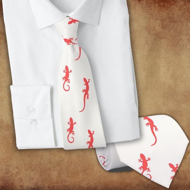 Geckos i rött klättrande uppåt (på vitt) slips (Skapare uppladdad)