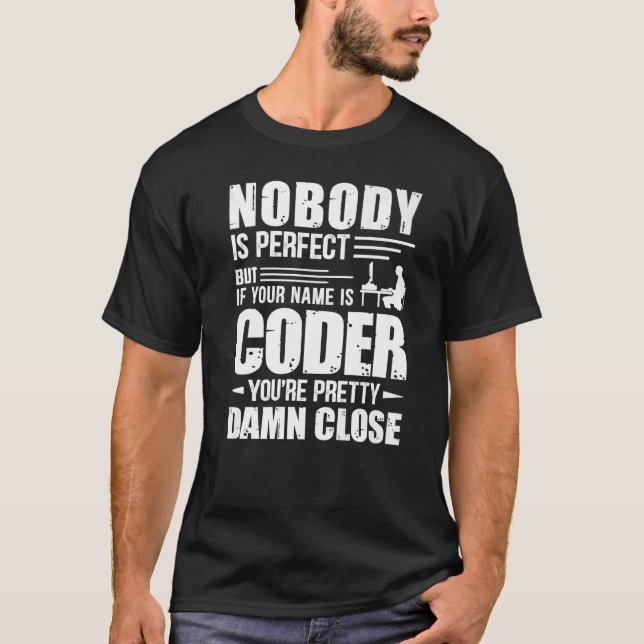 Geeky It Computer Nerd Coder Ingen är Perfekt T Shirt (Framsida)