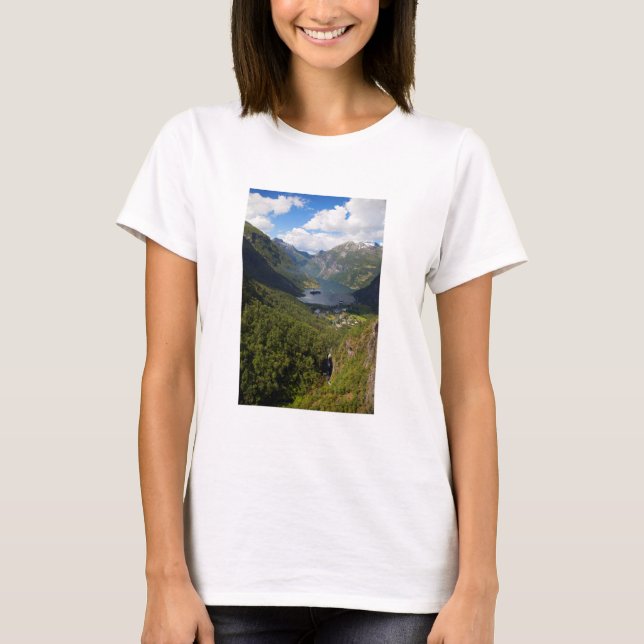 Geiranger Fjord liggande, Norge Tee Shirt (Framsida)