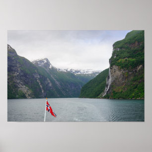 Geiranger fjord med den norska flaggaaffischen poster