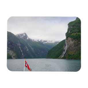 Geiranger fjord med den norska flaggamagneten magnet