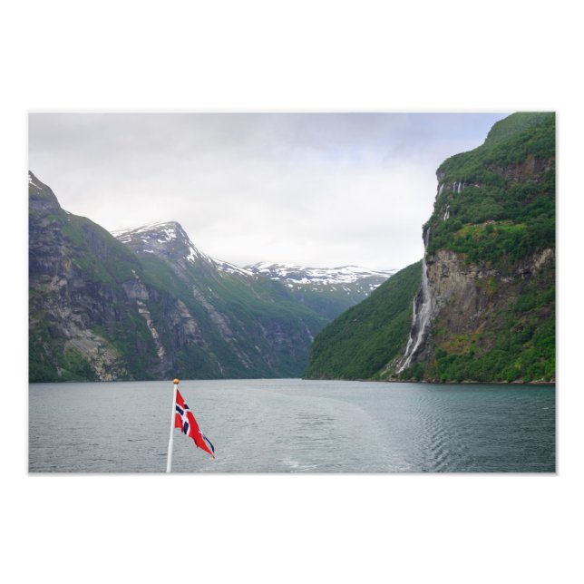 Geiranger fjord med norsk flagga fototryck (Framsidan)