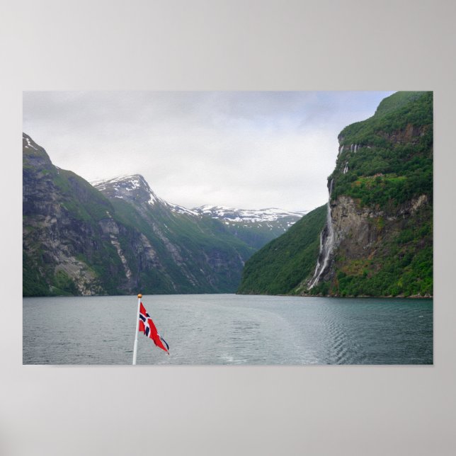 Geiranger fjord med norsk flagga poster (Framsidan)