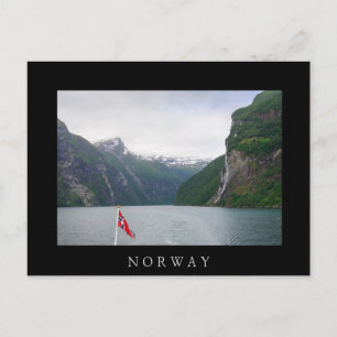 Geiranger fjord med norsk flagga, svart vykort