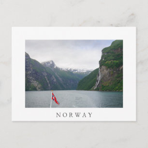 Geiranger fjord med norskt flagga, vitt vykort