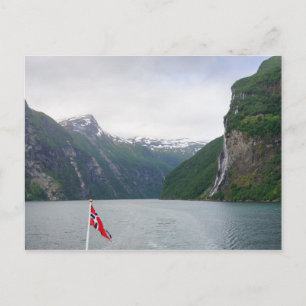 Geiranger fjord med norskt vykort för flagga