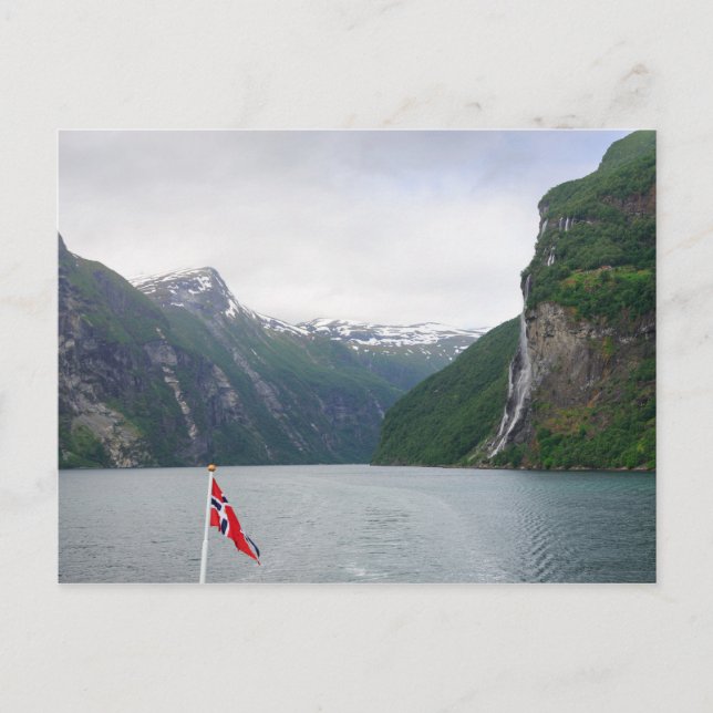 Geiranger fjord med norskt vykort för flagga (Framsida)
