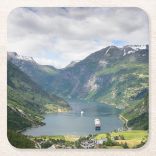 Geirangerfjord beskådar i norgekustfartyg underlägg papper kvadrat