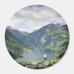 Geirangerfjord beskådar i norgerundamagnet magnet