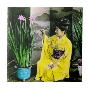 Geisha i den gula kimonoen som ordnar kakelplatta