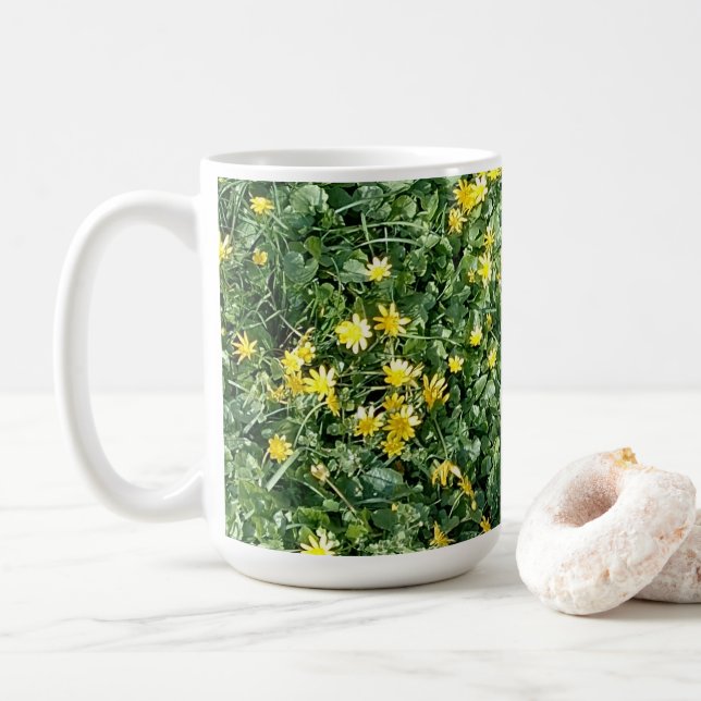 Gelbe Frühlingsblumen auf einer grünen Wiese Kaffemugg (Med munk)
