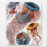 Geléfisk av Ernst Haeckel Musmatta<br><div class="desc">Denna produkt presenterar färgillustrationen av geléfisken från Ernst Haeckels "Kunstformen der Natur" (1904). Ernst Haeckel var en tysk biolog, naturalist, filosof, läkare, professor och konstnär. Han upptäckte, beskrev och namngav tusentals ny art. Hans konst har varat många många år och inkluderar några av den mest härliga delar av arbete som...</div>