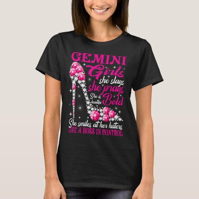 Gemini Girl som en Chef i kontrolldiamantskor T Shirt (Framsida)