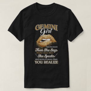 Gemini Girl vet mer än hon säger i maj. T Shirt
