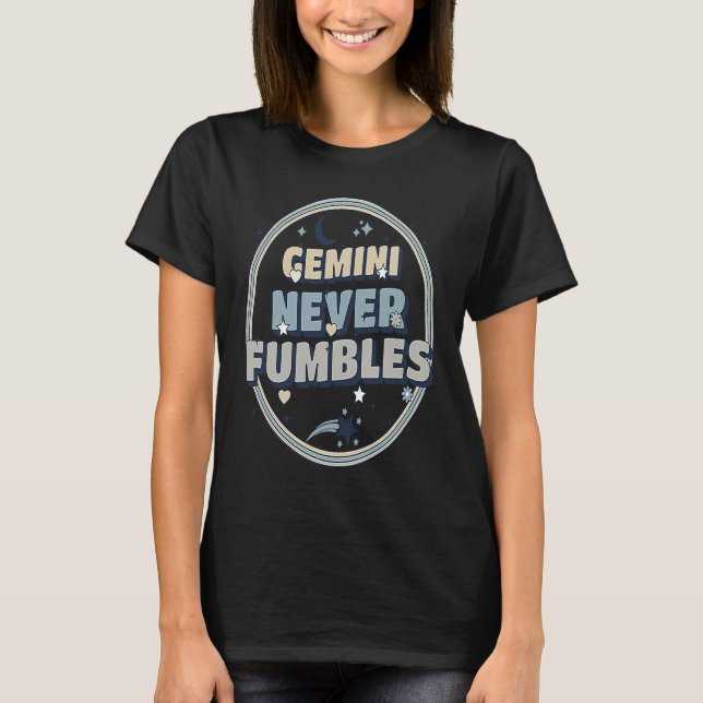 Gemini Never Fumbles Astrology T Shirt (Framsida)