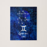 Gemini Zodiac Constellation Blue Galaxy Monogram Pussel<br><div class="desc">Gemini Zodiac Constellation Blue Galaxy Monogram Design. Med trendiget Bruterat skriptteckensnitt, Mörk blått vattenfärgsbakgrund struktur, Glowing star konstellation och Twillingars -symbolen. Modern Astrological Sign Birth Horoscope, är perfekt för vilken Gemini-födelsedag som helst från den 21 maj till den 20 juni! Med Monogrammed första Mitten och efternamn (eller lämna det tomt)...</div>