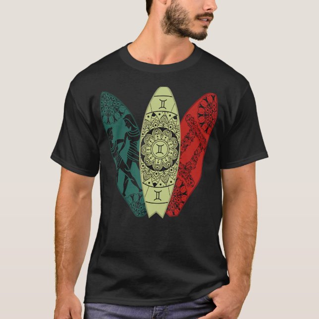 Gemini Zodiac Sign Surfboard Surfing Horoscope T Shirt (Framsida)