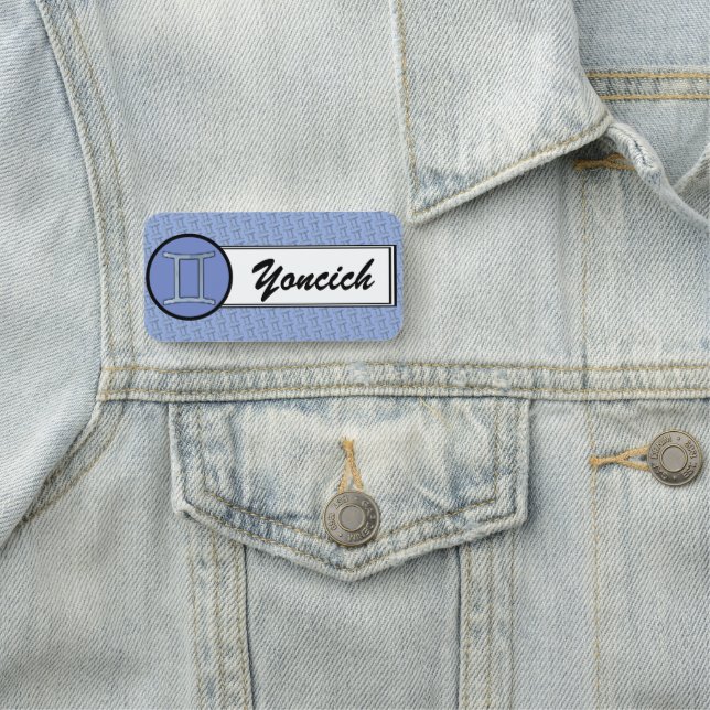 Gemini Zodiac Symbol Inslag av Kenneth Yoncich Namnbricka (På plats)