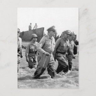 Gen. Douglas MacArthur wades ashore_Krig Image Vykort
