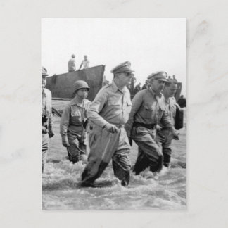 Gen. Douglas MacArthur wades ashore_Krig Image Vykort