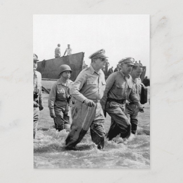 Gen. Douglas MacArthur wades ashore_Krig Image Vykort (Framsida)