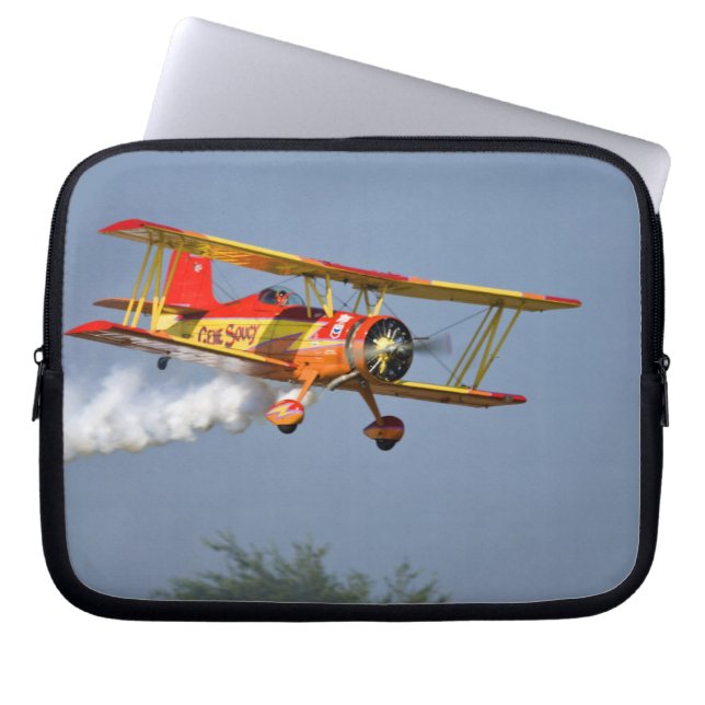 Gen Soucy som utför aerobatics i Grumman Laptop Sleeve (Framsidan)