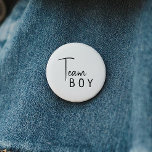 Gender för enkel modern Neutralt-, reveal Team Boy Knapp<br><div class="desc">Fira din lilla med vår enkla gender för modern neutralt som visar en liten chassingknapp, med en minimalistisk svartvit design som är modern och söt. Med sin rena, boho-inspirerade estetik är contemporaryn, gender-neutralt-vibe perfekten för att välkomna en pojke eller flicka under vilken säsong som helst - oavsett om det är...</div>