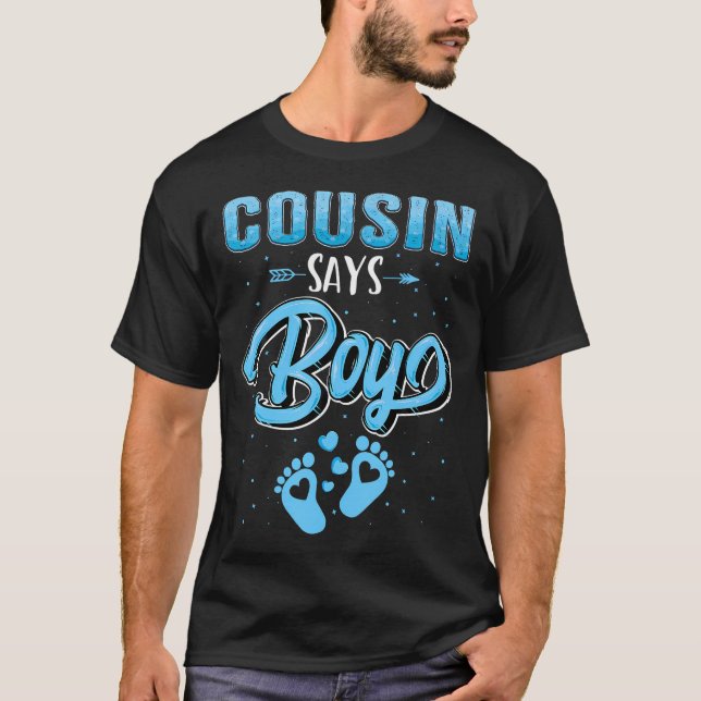 Gender Reveal Cousin Says Boy Baby Matching Family T Shirt (Framsida)