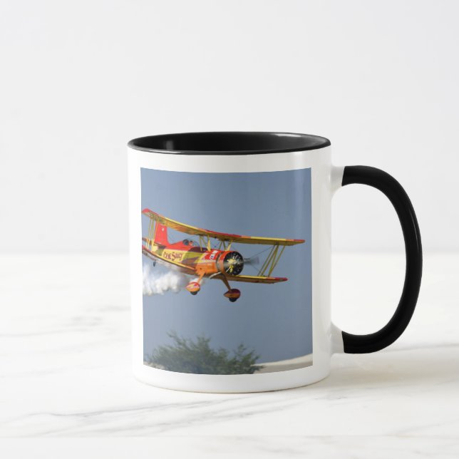 Gene Soucy som utför aerobatik i Grumman Mugg (Höger)