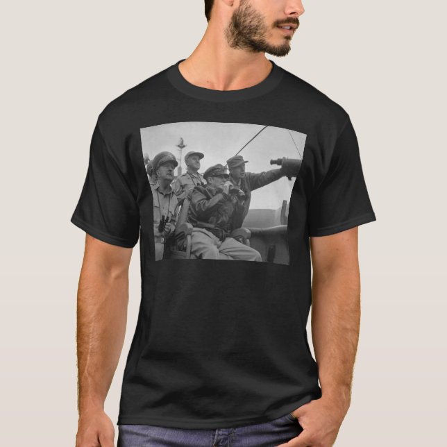 General Douglas MacArthur Beskjuta av Inchon Tee Shirt (Framsida)