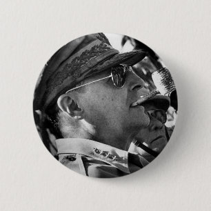 General Douglas MacArthur med corncoben leda i rö Knapp