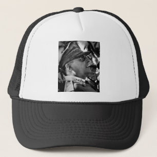 General Douglas MacArthur med corncoben leda i rö Truckerkeps