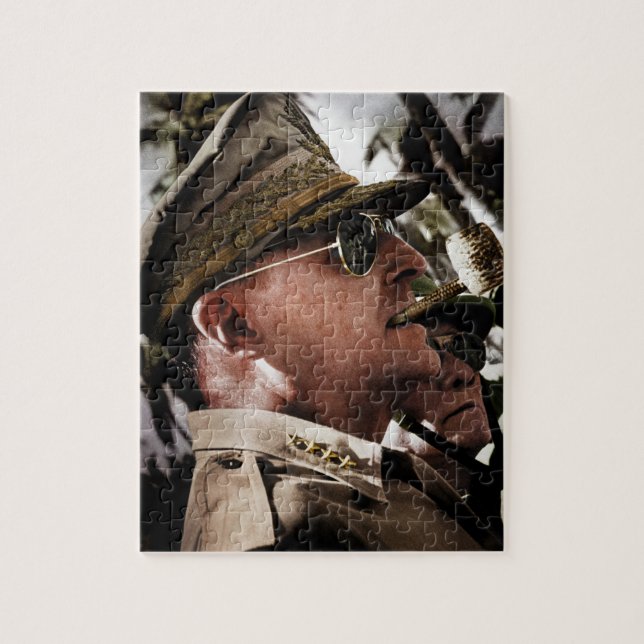 General Douglas MacArthur Pussel (Vertikal)