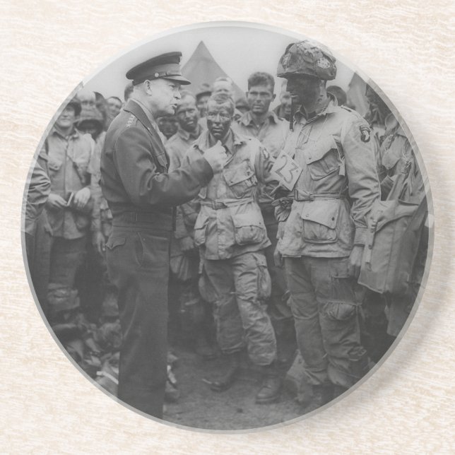 General Dwight D. Eisenhower with Paratroopers Underlägg Sandsten (Framsidan)