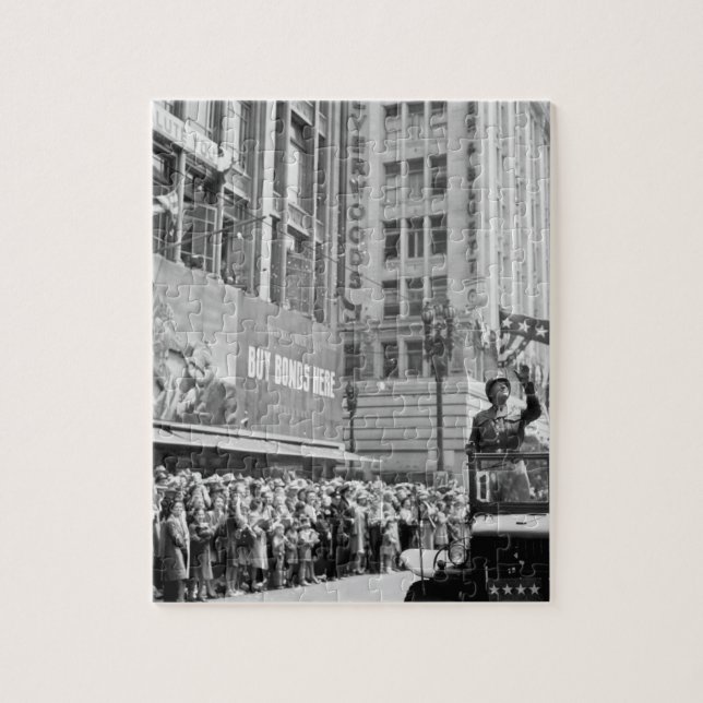 General George S. acknowledging_War Patton Pussel (Vertikal)