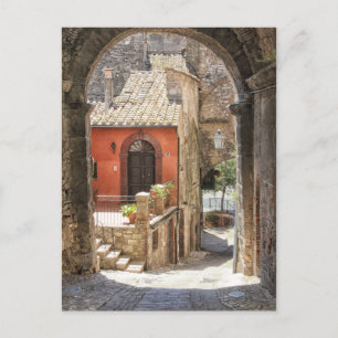 Genom en arkway i Narni, Umbrien, Italien Vykort