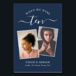 Genom Years Modern Tabl med par Photo Bröllop Bordsnummer<br><div class="desc">Kom ihåg och ha lite roligt med bordsnumren för bröllopsmottagning. Dessa eleganter, enkla bordsnummer, du kan välja att inkludera ett foto av bruden och brudgummen i samma ålder som bordsnumret, brudgummen och brudgummen namn och bröllop. Bakgrunden till färg är marinblå med vit text, men dessa kan ändras till vilken färg...</div>