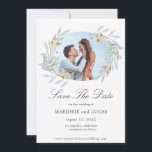 Gentle Botanics Krans ⎥ Foto Spara Datum-kort Datumet<br><div class="desc">Vår ömma botaniska samling har ljust grönt, turkos och guld ömt vattenfärgbladverk parat med förgyllda ramar och turkos bakgrund för en perfekt elegant brölloppssamling. Du kan hitta matchande föremål för din fullständiga bröllopsupplevelse men också hantverk, presenter och vissa personliga föremål. Vi tror att du kommer att njuta av det maximalt...</div>