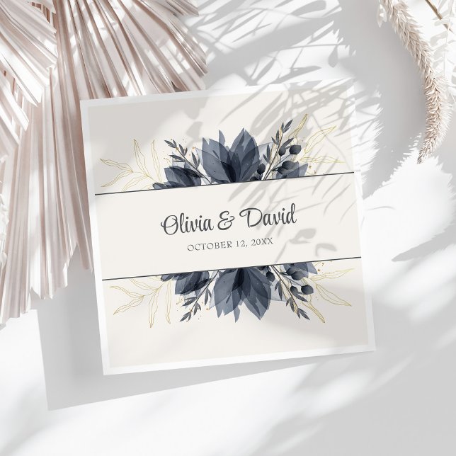 Gentle Grått Flowers Bröllop Napkins Pappersservett (Gentle Gray Flowers Wedding Napkins on a sunny white table.)