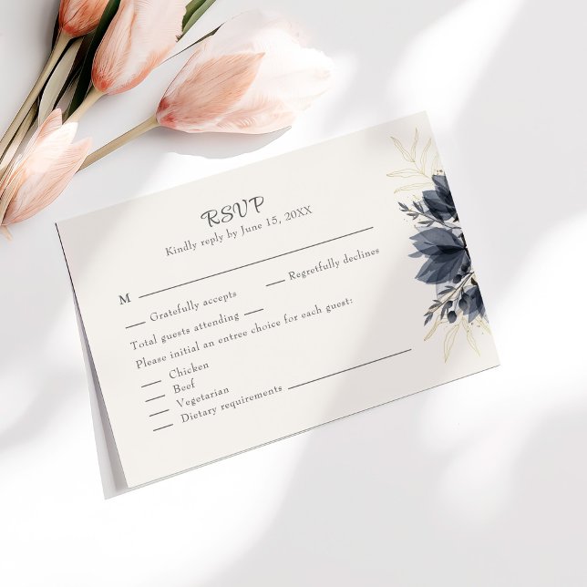 Gentle Grått Flowers-Bröllop OSA Card med meny (Gentle Gray Flowers Wedding RSVP Card with Menu on a sunny table with pale pink flowers.)