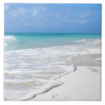 Gentle Surfa White Sand Beach Kakelplatta<br><div class="desc">Ät surfa på vit sandstrand. Tropiska öbilder.</div>