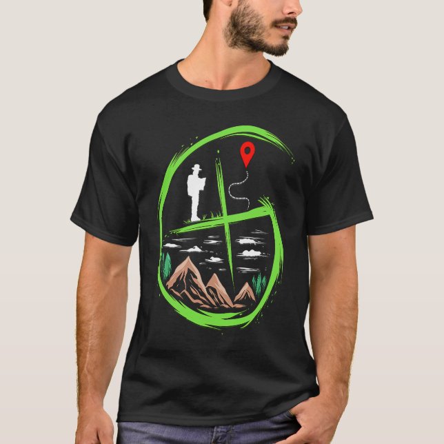 Geocacher  for scavenger hunting treasure hunt t shirt (Framsida)