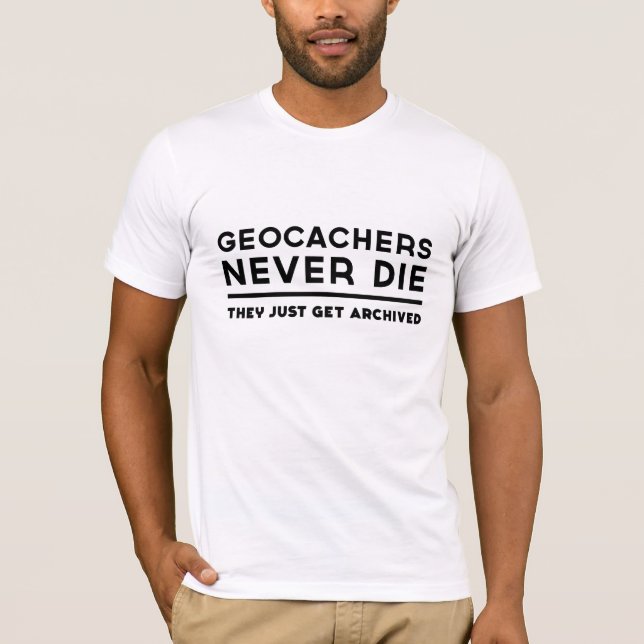 Geocachers dör aldrig dem får precis arkiverad tee shirt (Framsida)