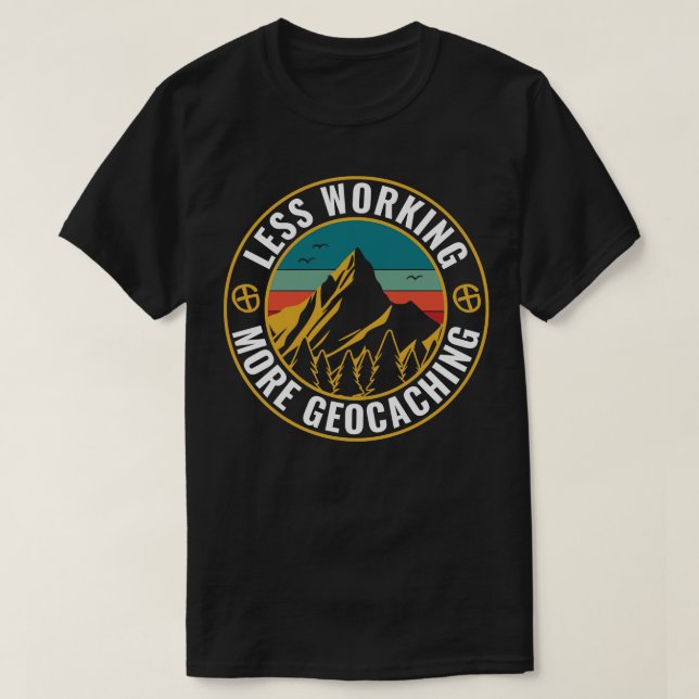 Geocaching Funny Geocacher Less working more Geoca T Shirt (Design framsida)