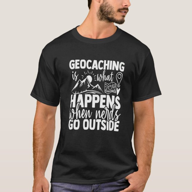 Geocaching Happens When Nerds Go Outside  Geocachi T Shirt (Framsida)