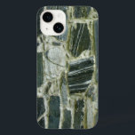 Geologisk gammal stenväggstruktur<br><div class="desc">Många sten. En sten som bryter mönster genom att peka uppåt. Foto på 12:e-århundradets kyrkomvägg i Norge.</div>